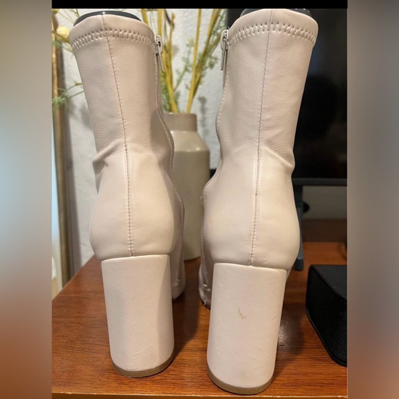 Lynden Bootie in Bone
Steve Madden
Color:Bone - Picture 6 of 6